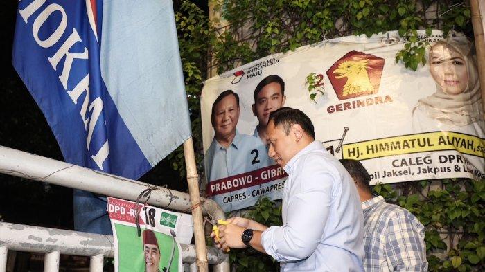 Ketua Umum Partai Demokrat Agus Harimurti Yudhoyono saat menurunkan APK kadernya dapil 7 Jakarta Selatan, tepatnya di Jalan Kapten Tendean, Kecamatan Mampang Prapatan, Jakarta Selatan, Sabtu (10/2/2024) malam.