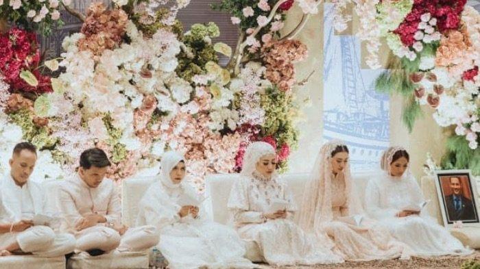 Foto mendiang Adjie Massaid (paling kanan) dipajang di pengajian yang digelar menjelang pernikahan pasangan Thariq Halilintar dan Aaliyah Massaid. Thariq Halilintar dan Aaliyah Massaid menggelar pengajian di Alam Sutera, Tangerang, Sabtu (20/7/2024).