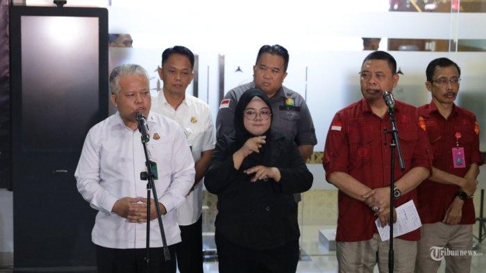 Direktur Penyidikan Jaksa Agung Muda Bidang Tindak Pidana Khusus (Jampidsus) Abdul Qohar didampingi Kepala Pusat Penerangan Hukum (Kapuspenkum) Kejaksaan Agung (Kejagung) Harli Siregar menyampaikan keterangan pers terkait penahanan tiga tersangka hakim PN Surabaya di Kejaksaan Agung, Jakarta, Rabu (23/10/2024) malam. Kejagung menangkap tiga hakim Pengadilan Negeri Surabaya, Jawa Timur yakni Heru Hanindyo, Erintuah Damanik, dan Mangapul terkait dugaan suap dengan vonis bebas terhadap Ronald Tannur.