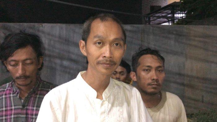Ditemui awak media di kawasan Cakung, Jakarta Timur, Abdul Rosyid Arsyad (Tengah) mengaku minta maaf nekat membakar atribut Partai NasDem karena kecewa capres Anies Baswedan memilih Abdul Muhaimin Iskandar alias Cak Imin sebagai cawapres di Pilpres 2024 mendatang, Kamis (7/9/2023).