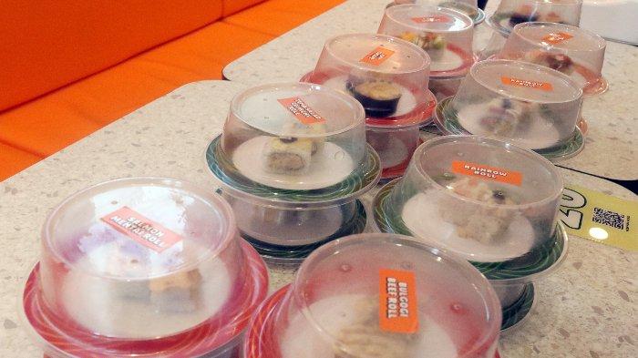 Sushi Yay! menawarkan 50 varian makanan pada acara pembukaan gerai offline pertama di Tebet, Jakarta Selatan, Jumat (15/12/2023). Sushi Yay!, jenama pengantaran sushi, membuka gerai luring pertamanya setelah 3 tahun beroperasi secara online saja, dan kini menawarkan lebih banyak dari pilihan makanan yang ditawarkan di pemesanan daring.