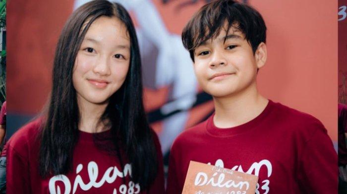 Para bintang film Dilan 1983: Wo Ai Ni, yakni Adhiyat (Dilan) dan Malea Emma (Mei Lien), di Falcon Pictures, Jalan Duren Tiga, Jakarta Selatan, Sabtu (27/1/2024). Rumah Produksi Falcon Pictures menghadirkan seri terbaru film Dilan yang berjudul Dilan 1983: Wo Ai Ni. Film yang menceritakan kisah Dilan saat duduk di sekolah dasar ini disutradarai Fajar Bustomi dan skenario tulisan Pidi Baiq dan Alim Sudio.