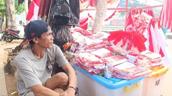 Adi penjual bendera yang mengadu nasib di ibu kota