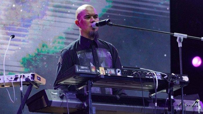 Penyanyi Ahmad Dhani saat beraksi di Festival musik Sound of Unity yang diinisiasi Hogers Indonesia yang mampu menyatukan kegembiraan pecinta otomotif dan musik dalam satu tempat. Seakan menjawab para festival goers, entertainment seekers dan automotive enthusiast, Sound of Unity digelar di Community Park PIK 2, Jakarta Utara, Minggu (12/11/2023).