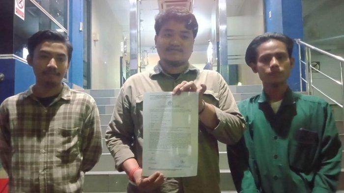 Juru Bicara Aliansi Elemen Masyarakat Sipil untuk Demokrasi, Fikri Fakhruddin saat melaporkan Aiman di Polda Metro Jaya