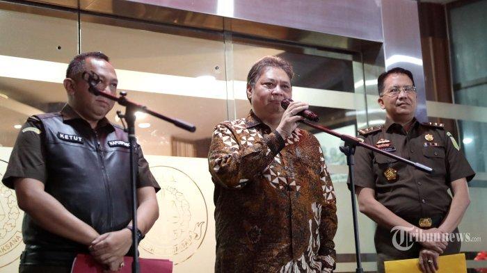 Menko Perekonomian Airlangga Hartarto memberikan keterangan usai menjalani pemeriksaan di Gedung Bundar, Kejaksaan Agung, Jakarta, Senin (24/7/2023). Airlangga Hartarto menjalani pemeriksaan Kejaksaan Agung selama 12 jam sebagai saksi atas kasus dugaan korupsi pemberian fasilitas ekspor minyak sawit mentah Crude Palm Oil (CPO).