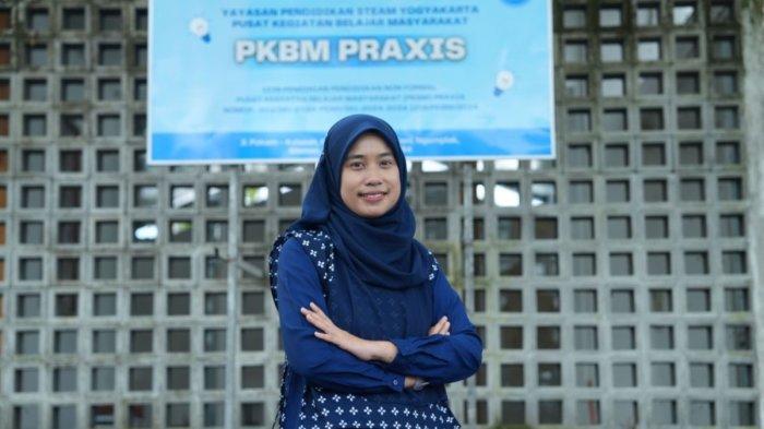 LULUSAN OXFORD JADI GURU SMA - Aishah Prastowo adalah alumni LPDP angkatan dinosaurus (PK-6), S3 Engineering Science di Oxford, yang kini menjadi guru SMA di Yogyakarta. Rata-rata guru yang mengajar jenjang SD-SMA adalah lulusan D-IV atau S1. Sementara Aishah malah memilih menjadi guru sekaligus kepala sekolah Praxis High School dengan ijazah doktor dari kampus nomor wahid di dunia, University of Oxford di Inggris.