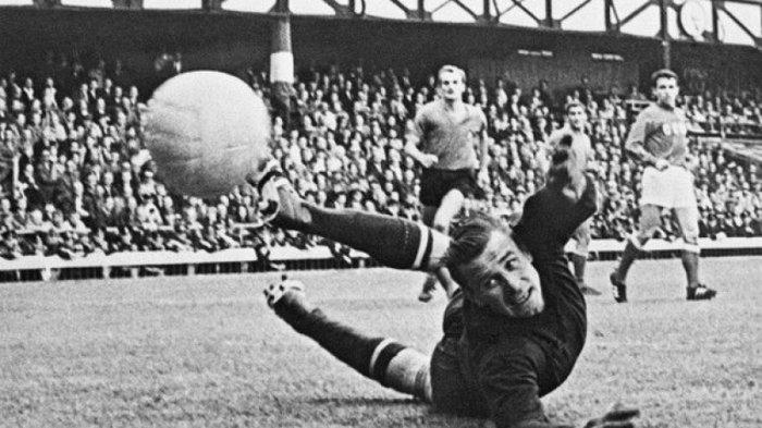 Kiper Uni Soviet dipaksa melakukan penyelamatan ajaib saat Andi Ramang melepaskan tembakan terukur. Indonesia akan lolos ke semifinal  Olimpiade 1956 jika saja kiper berjuluk Black Spider itu gagal menepis tembakan ramang.