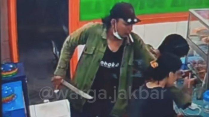 Aksi bang jago terekam CCTV tengah tenteng golok saat merampas handphone sepasang kekasih yang tengah makan di sebuah warteg, Jelambar Baru, Grogol Petamburan, Jakarta Barat, Senin (10/6/2024) dini hari.