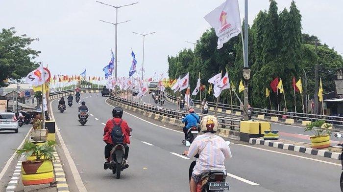 Ratusan alat peraga kampanye (APK) seperti bendera partai terpasang di sepanjang fly over Pondok Kopi, kecamatan Duren Sawit, Jakarta Timur, Jumat (5/1/2024) dan Beberapa APK yang rusak dan dibiarkan di pinggir jalan fly over Pondok Kopi.