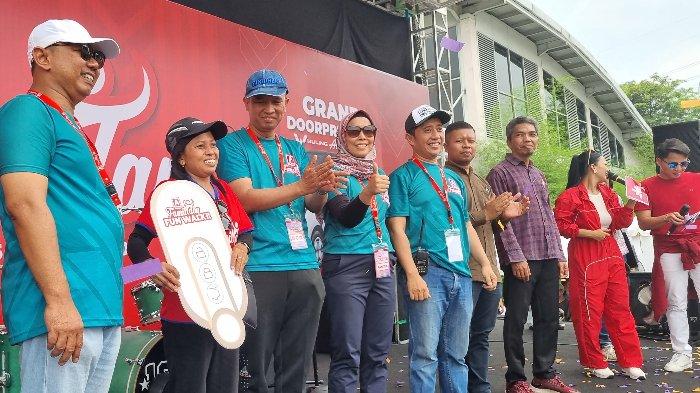 Kartia, warga Cengkareng, Jakarta, menjadi pemenang satu unit mobil listrik Wuling Air Ev pada acara Alfamidi Family Day Fun Walk 2024 di ICE BSD City, Minggu (25/8/2024).
