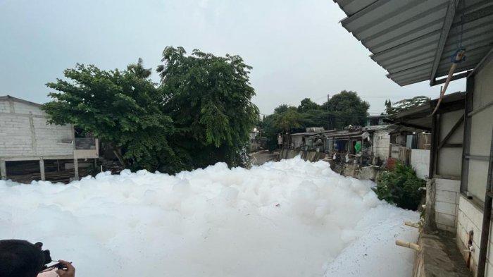 Aliran sungai Kali Baru Curug, Kelurahan Tugu, Cimanggis, Kota Depok tertutupi gumpalan busa, Senin (27/11/2023).