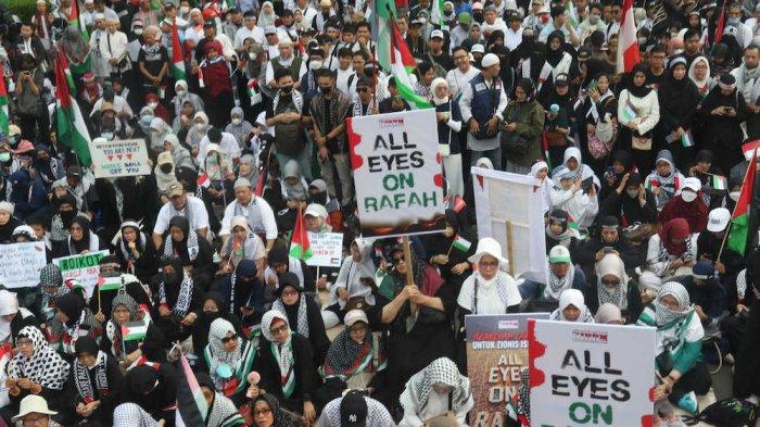 Sejumlah elemen masyarakat mengikuti aksi bela Palestina bertajuk 'All Eyes on Rafah' di depan Kantor Kedubes Amerika Serikat, Gambir, Jakarta Pusat, Sabtu (1/6/2024).
