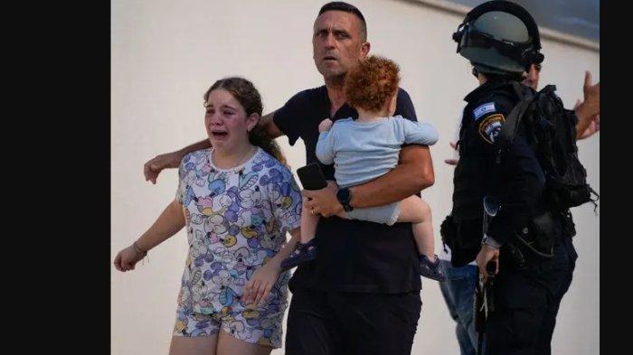 Anak Israel jadi korban serangan 5000 roket Hamas. Ribuan anak terancam tewas. Diduga dari 40 tewas dan 700 lebih korban luka sebagian adalah perempuan dan anak.