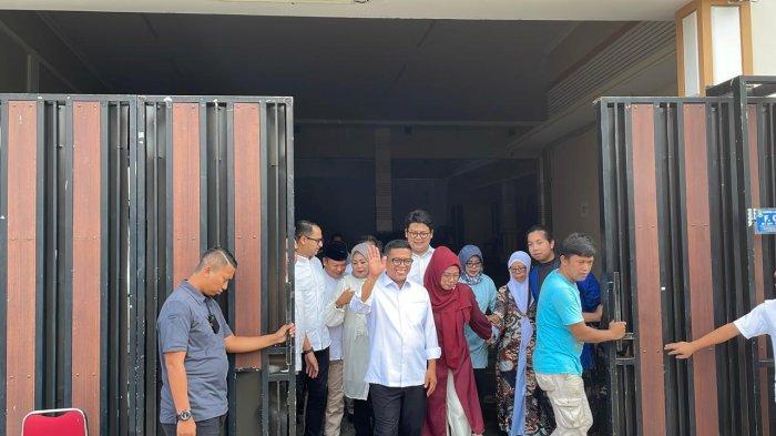 Cagub Banten, Andra Soni dan istri keluar dari kediamannya di Perumahan Pondok Lakah, Peninggilan, Ciledug, Tangerang, Rabu (27/11/2024)