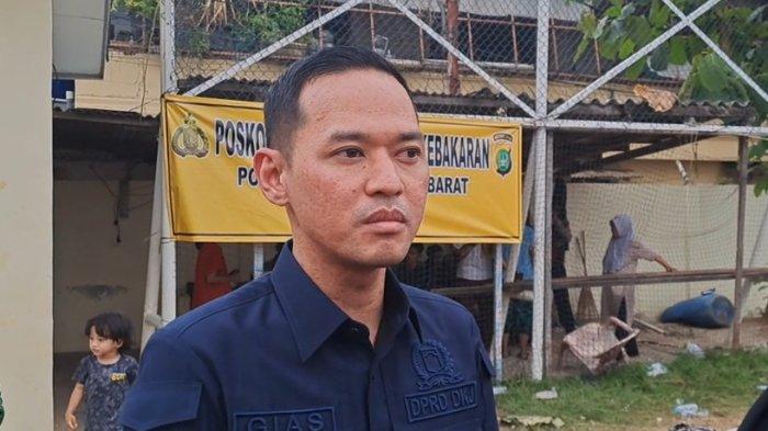 Anggota DPRD DKI Komisi C, Gias Kumari meninjau lokasi kebakaran di RT 11 RW 02 Kalianyar, Tambora, Jakarta Barat pada Rabu (16/10/2024).