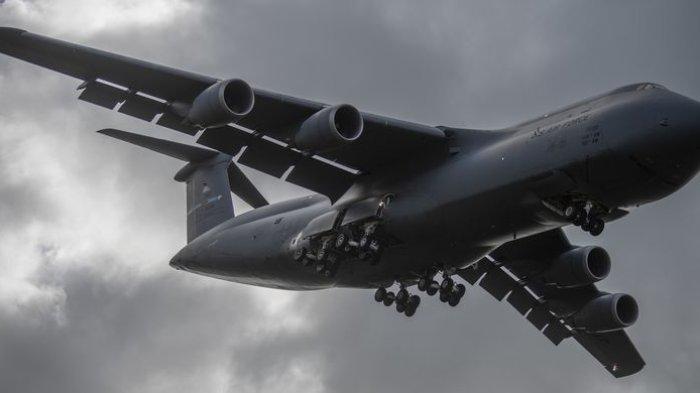 KERAHKAN PESAWAT MILITER - Angkatan Udara AS mengerahkan pesawat militer C-5m Super Galaxy ke Arab Saudi dekat perbatasan Iran.
