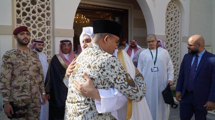 Seusai menunaikan rangkaian ibadah haji, Anies Baswedan melakukan Pertemuan dengan Sekretaris Jenderal (Sekjen) Rabithoh Alam Islami (Liga Muslim Dunia), Muhammad bin Abdul Karim Issa, di Sekretariat Muslim World League di Jeddah, Arab Saudi, Sabtu (1/7/2023). Mereka selalu saling bersilaturahmi jika sedang mengunjungi negara masing-masing. Diketahui Anies Baswedan saat itu ditemani oleh rombongan keluarganya yang ikut menunaikan ibadah haji.