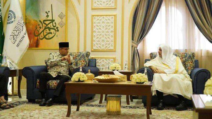 Seusai menunaikan rangkaian ibadah haji, Anies Baswedan melakukan Pertemuan dengan Sekretaris Jenderal (Sekjen) Rabithoh Alam Islami (Liga Muslim Dunia), Muhammad bin Abdul Karim Issa, di Sekretariat Muslim World League di Jeddah, Arab Saudi, Sabtu (1/7/2023). Mereka selalu saling bersilaturahmi jika sedang mengunjungi negara masing-masing. Diketahui Anies Baswedan saat itu ditemani oleh rombongan keluarganya yang ikut menunaikan ibadah haji.