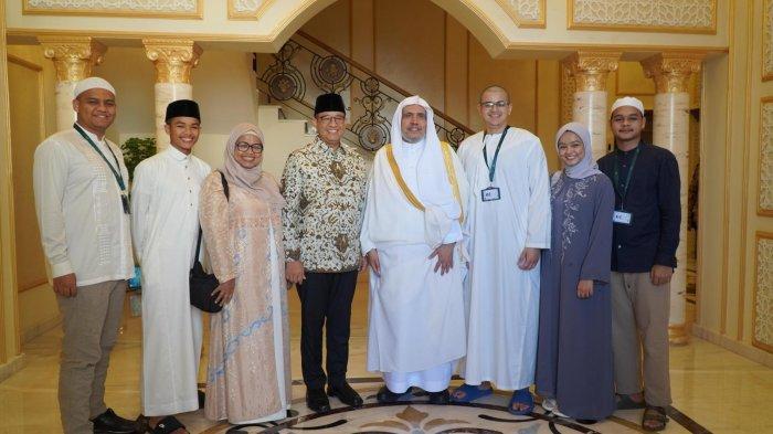 Seusai menunaikan rangkaian ibadah haji, Anies Baswedan melakukan Pertemuan dengan Sekretaris Jenderal (Sekjen) Rabithoh Alam Islami (Liga Muslim Dunia), Muhammad bin Abdul Karim Issa, di Sekretariat Muslim World League di Jeddah, Arab Saudi, Sabtu (1/7/2023). Mereka selalu saling bersilaturahmi jika sedang mengunjungi negara masing-masing. Diketahui Anies Baswedan saat itu ditemani oleh rombongan keluarganya yang ikut menunaikan ibadah haji.