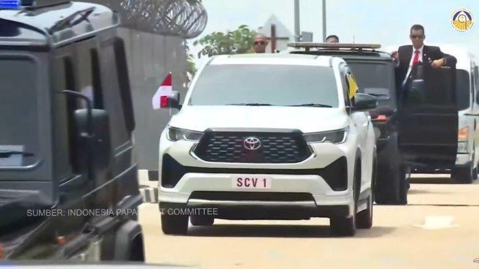 Mobil Toyota Innova Zenix putih dinaiki Paus Fransiskus saat tiba di Bandara Soekarno Hatta, Tangerang, Banten, Indonesia, Selasa (3/9/2024). SCV adalah singkatan dari Status Civitatis Vaticanae dalam bahasa Latin dan Stato della Citta del Vaticano dalam bahasa Italia. Keduanya memiliki arti yang relatif sama, yaitu 