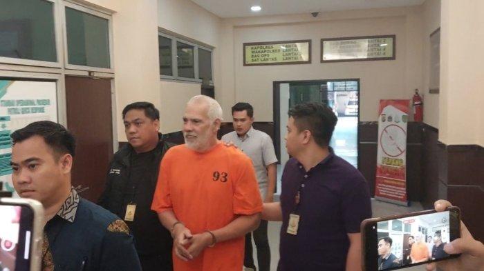 Artis senior Pierre Gruno resmi ditetapkan sebagai tersangka, usai menganiaya seorang lelaki di bar Kawasan Cilandak, Jakarta Selatan, beberapa waktu lalu.