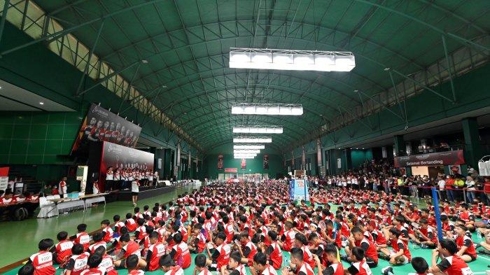 Audisi Umum PB Djarum 2023 mulai bergulir di GOR Djarum, Jati, Kudus, Jawa Tengah, Minggu (2/7/2023). Sebanyak 1.529 peserta dari Aceh hingga Papua menunjukkan kemampuan terbaik di babak screening guna mencuri perhatian tim pencari bakat. Pada tahap ini, tiap-tiap peserta diberi waktu lima menit bertanding partai tunggal untuk menunjukkan bakat dan kemampuan mereka.