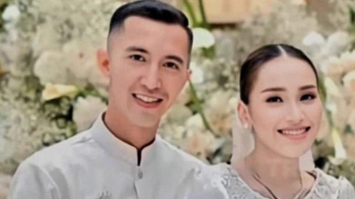 Pedangdut Ayu Ting Ting dilamar perwira pertama TNI bernama Muhammad Faradana pada 3 Februari 2024.