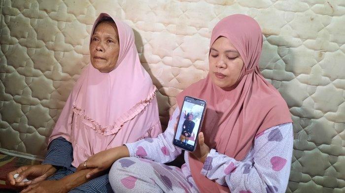 BANJIR BANDANG: Lilis Hasanah (kanan) dan Yuyun Yunaida (kiri) menunjukkan foto mendiang Asep Mulyana (59) yang menjadi korban banjir bandang Kali Cisarua di Kampung Pasangrahan, RT 03 RW 01, Desa Citeko Kecamatan Cisarua, Kabupaten Bogor, Jawa Barat, pada Senin (3/3/2025) sore. 