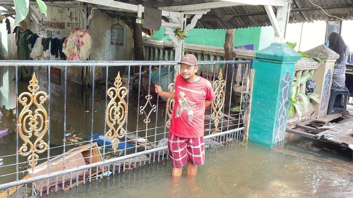 BANJIR JAKARTA - Saeful (60) warga RW 11 Cengkareng Barat, Jakarta Barat menunjukkan kondisi rumahnya yang kebanjiran pada Jumat (31/1/2025). Banjir di awal tahun 2025 menurutnya adalah banjir terparah dalam lima tahun belakangan.