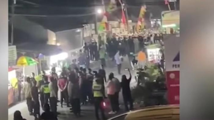BENTROKAN BERDARAH FPI - Kedatangan penceramah 88