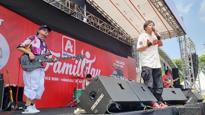 Para personil band GIGI tampil di Alfamidi Family Day Fun Walk 2024 di ICE BSD City, Tangerang, Minggu (25/8/2024).