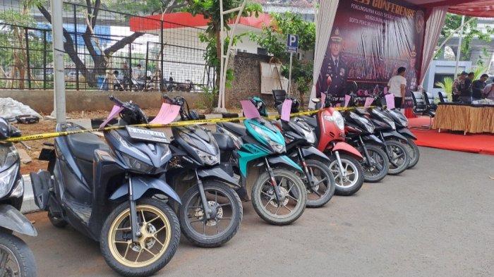Barang bukti motor hasil curian yang berderet di halaman Polres Metro Jakarta Barat, Senin (23/10/2023).