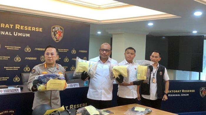 Barang bukti yang diamankan polisi, baik milik Argiyan Arbirama (20), pelaku pembunuhan terhadap mahasiswi bernama KRA (20) di kontrakan kawasan Depok.