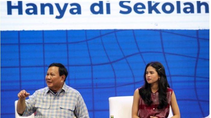 Influencer Maudy Ayunda duduk disamping Menteri Pertahanan Prabowo Subianto saat sesi Ngobrol Publik di acara Belajaraya 2023 di Pos Bloc Jakarta, Sabtu (29/7/2023).
KOMPAS/FAKHRI FADLURROHMAN