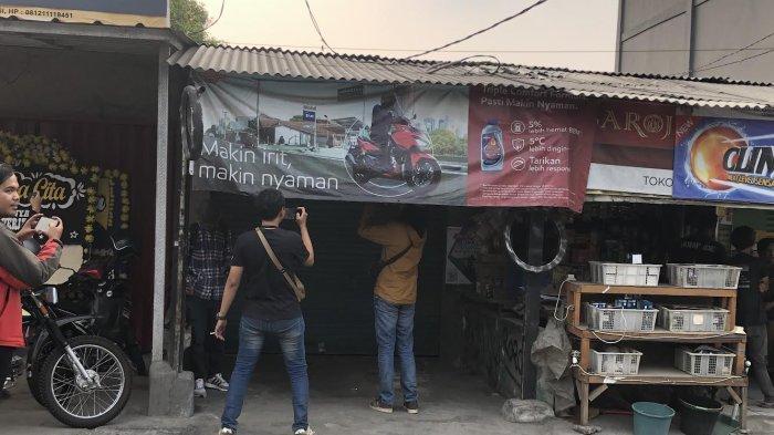Bengkel yang merupakan lokasi penangkapan terduga teroris pria berinisial FNA (25) di sebuah bengkel sepeda motor jalan Pahlawan, kelurahan Duren Jaya, Kecamatan Bekasi Timur, Kota Bekasi, Selasa (2/9/2024).