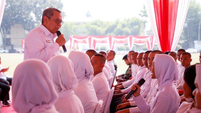Wali Kota Tangerang Selatan Benyamin Davnie tampak berada di tengah-tengah anggota Paskibraka Kota Tangsel.