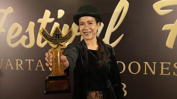Bintang film TJ Ruth meraih piala penghargaan Festival Film Wartawan Indonesia (FFWI) 2023, sebagai aktris pendukung terbaik genre komedi