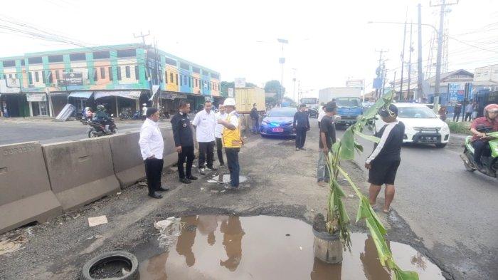 Jalan Rusak di Klari Ditanam Pohon Pisang, Bupati Karawang Minta