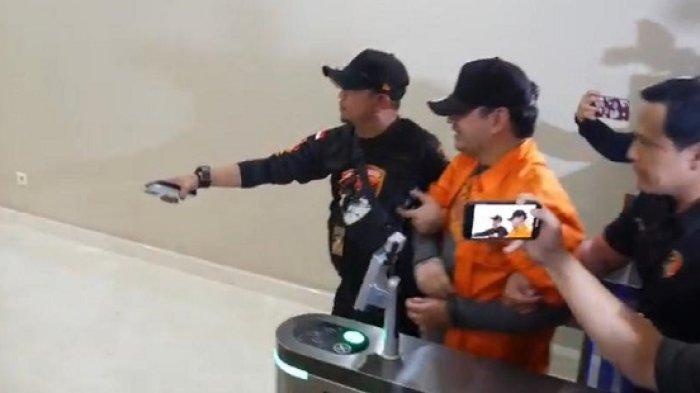 Buronan kasus kepemilikan senjata api (senpi) ilegal, Dito Mahendra resmi menjadi tahanan Bareskrim Polri.
