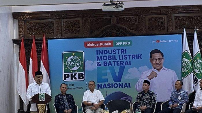 MOBIL LISTRIK; Menko Pemberdayaan Masyarakat sekaligus Ketua Umum Partai Kebangkitan Bangsa (PKB), Muhaimin Iskandar alias Cak Imin saat membuka diskusi publik dengan tema “Industri Mobil Listrik dan Baterai EV Nasional” di markas PKB, Jalan Raden Saleh, Menteng Jakarta Pusat, Kamis (6/2/2025). Di kesempatan itu, Cak Imin juga menyinggung soal Esemka