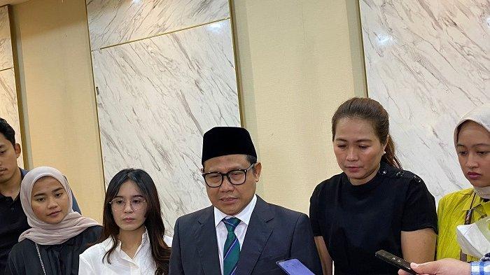 Cak Imin usai bertemu dengan para pelaku penjualan online di kediamannnya di Kompleks Widya Chandra, Jakarta Selatan, Rabu (27/9/2023).