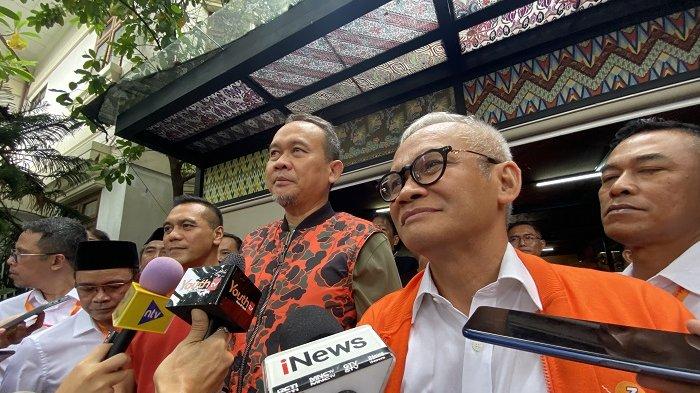 Ketua Tim Pemenangan Pramono Anung-Rano Karno atau bang Doel, Lies Hartono alias Cak Lontong menyebut bahwa pasangan calon nomor urut 2, Dharma Pongrekun-Kun Abyoto Wardana mengucapkan selamat atas perolehan suara unggul di Pilgub Jakarta.