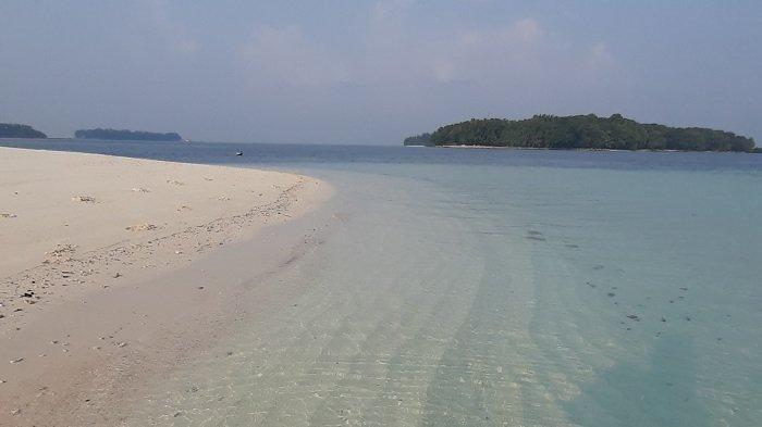 Wisata Kepulauan Seribu tidak melulu berlibur menikmati suasana keindahan bawah laut tapi juga mendirikan tenda ala camping ceria di Pulau Dolphin, Kelurahan Pulau Kelapa, Kecamatan Kepulauan Seribu Utara, Kabupaten Kepulauan Seribu.