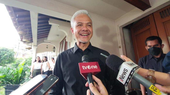Capres Ganjar Pranowo saat ditemui awak media usai berkunjung ke kediaman mendiang Jenderal Hoegeng di Depok, Jawa Barat, Senin (27/11/2023).