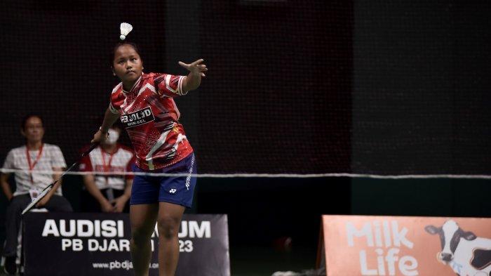 Cheren Ireyne Wiwen Pudi, pebulu tangkis putri asal Minahasa Selatan, Sulawesi Utara sewaktu menghadapi Devika Karima Sakti di babak turnamen Audisi Umum PB Djarum 2023 yang berlangsung di GOR Djarum, Jati, Kudus, Jawa Tengah, Selasa (4/7/2023). Cheren menang dengan skor 18-21, 21-14, 21-11.