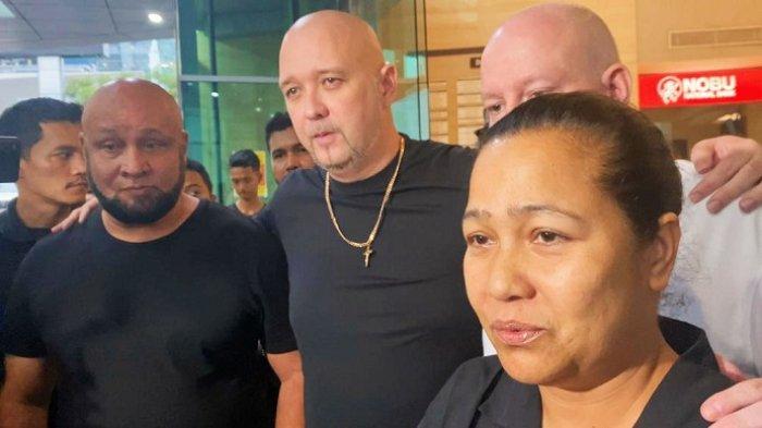 Christopher Herboldt yang merupakan suami Kiki Fatmala mengatakan bahwa istrinya meninggal dunia di rumah, pada Jumat (1/12/2023) pukul 05.00 WIB.