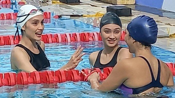 Bintang film dan sinetron Cinta Laura memenangkan lomba renang 50 meter putri di Turnamen Olahraga Selebriti Indonesia (TOSI) Season 2. Lomba renang digelar di Hotel Borobudur, Sawah Besar, Jakarta Pusat, Sabtu (27/1/2024). Cinta Laura mengalahkan Caitlin Halderman, Gisella Anastasia, Fay Nabila, Agatha Valerie dan Soraya Rasyid.