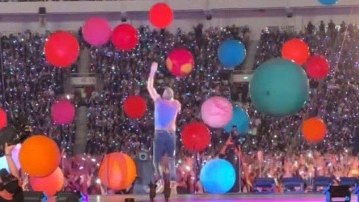 Coldplay menuntaskan mimpinya saat tampil untuk pertama kalinya di Indonesia. Chris Martin dkk beraksi perdana di Indonesia setelah bernyanyi didepan puluhan ribu penggemarnya di Stadion Utama Gelora Bung Karno (SUGBK), Senayan, Jakarta Pusat, Rabu (15/11/2023) malam.