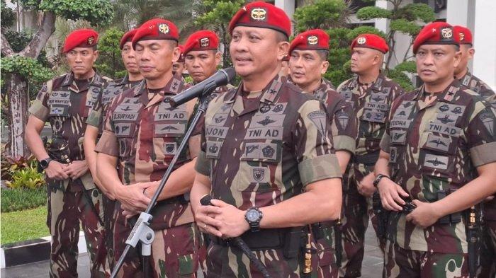DANJEN KOPASSUS MINTA MAAF -- – Danjen Kopassus atau Komandan Jenderal Komando Pasukan Khusus (Danjen Kopassus) Mayor Jenderal (Mayjen) TNI Djon Afriandi menyampaikan permintaan maaf kepada masyarakat, khususnya untuk seluruh keluarga besar Korps Baret Merah, terkait beredarnya foto sejumlah prajurit Kopassus yang berpose bersama Ketua Umum DPP GRIB Jaya, Hercules Rosario Marshal. 
Pernyataan ini disampaikan Djon saat ditemui sejumlah awak media di Lapangan Ateng Sutresna, Cijantung, Jakarta Timur, Sabtu (26/4/2025).